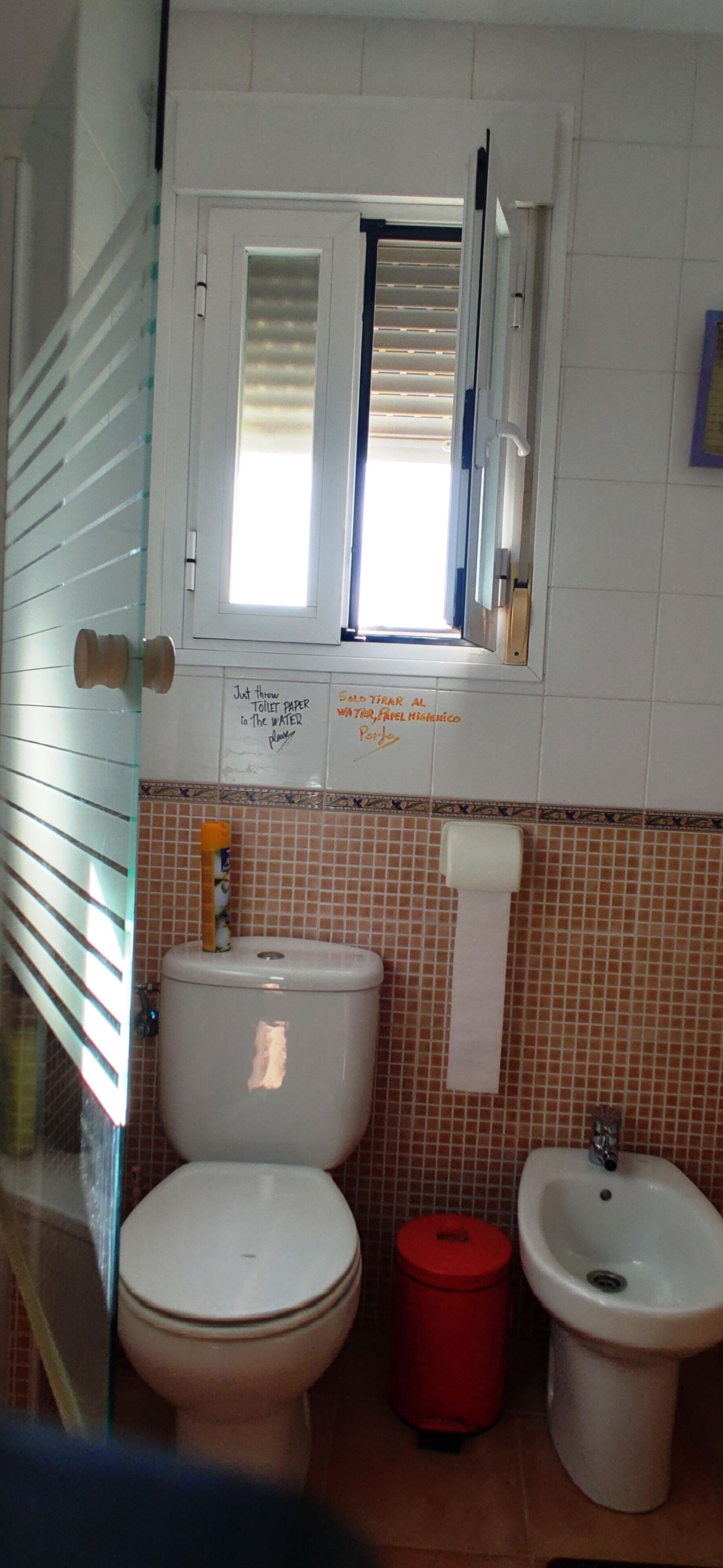 Un baño con inodoro, bidé y lavabo.