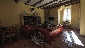 A cozy living room with a fireplace, leather sofas, and a wicker basket on the floor. - Beautiful villa for 4 people with private pool   (Urval)