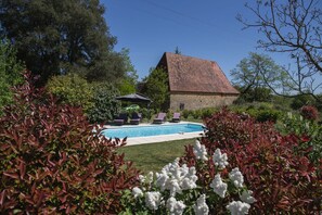 A stone building with a tiled roof, a swimming pool, and surrounding greenery. - Beautiful villa for 4 people with private pool   (Urval)