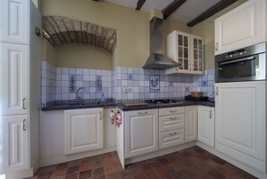 Frigorifero, forno, piano cottura, lavastoviglie