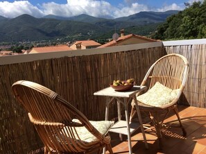 Outdoor dining - Spacious 8-Bed Villa; Pool, Mountain Views, Easy Access to Céret, Coast & Spain (Céret)