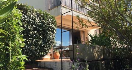 Villa de 3 chambres avec grande piscine privée dans le jardin spacieux et vue sur la montagne