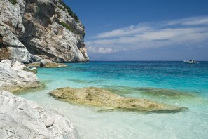 On the beach, beach towels - In the paradise of Sardinia,beautiful apartme 400 m from the sea of ​​CalaGonone (Cala Gonone)