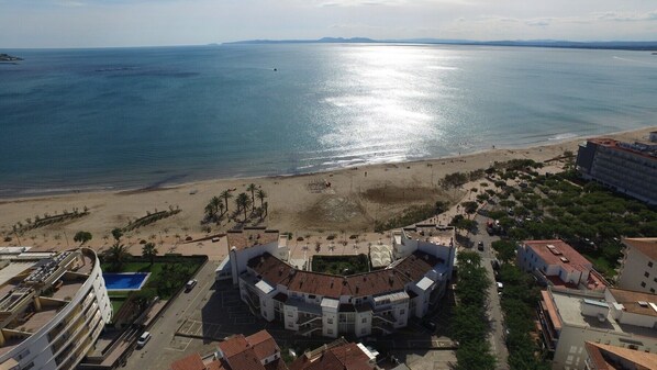 A coastal hotel with a central courtyard, beach access, and a view of the sea. - Amazing apartment on the seafront in Roses Inmosantos Oasis A5 (Rosas / Roses)