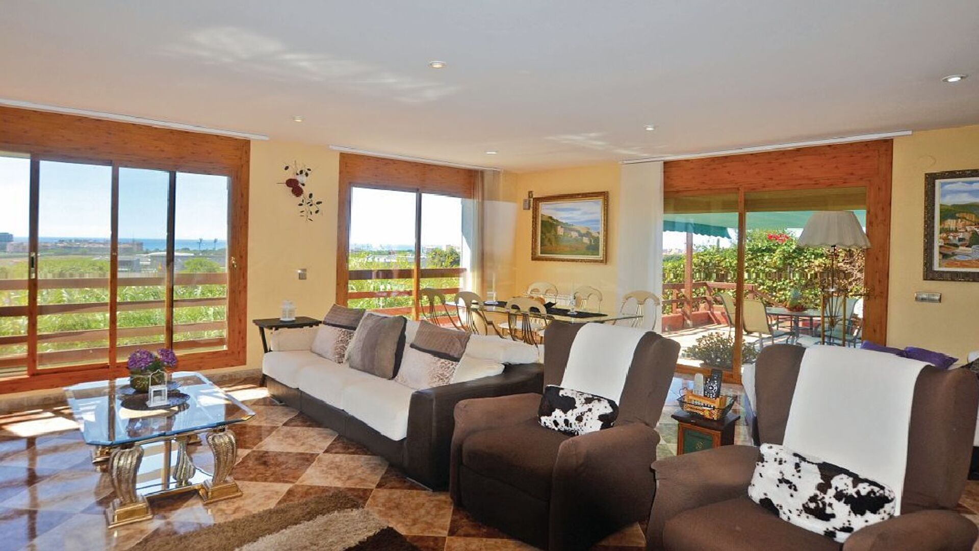 Smart TV, chimenea, reproductor de DVD y tenis de mesa 