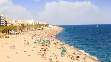 Una playa cerca, sillas reclinables de playa