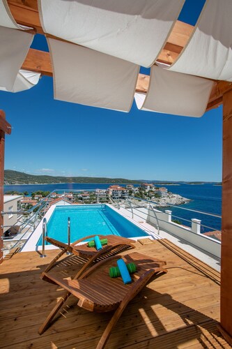 ERSTAUNLICHE MEERBLICK-VILLA MIT PRIVATEM POOL, NUR WENIGE SCHRITTE VOM MEER ENTFERNT