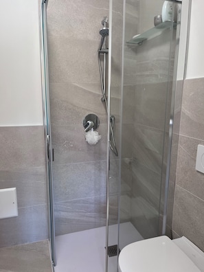 Dusche, Haartrockner, Bidet, Handtücher