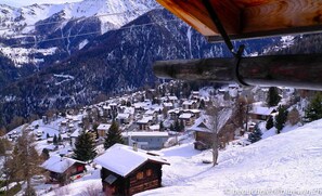 Vue sur le village et le télécabine depuis la terrasse