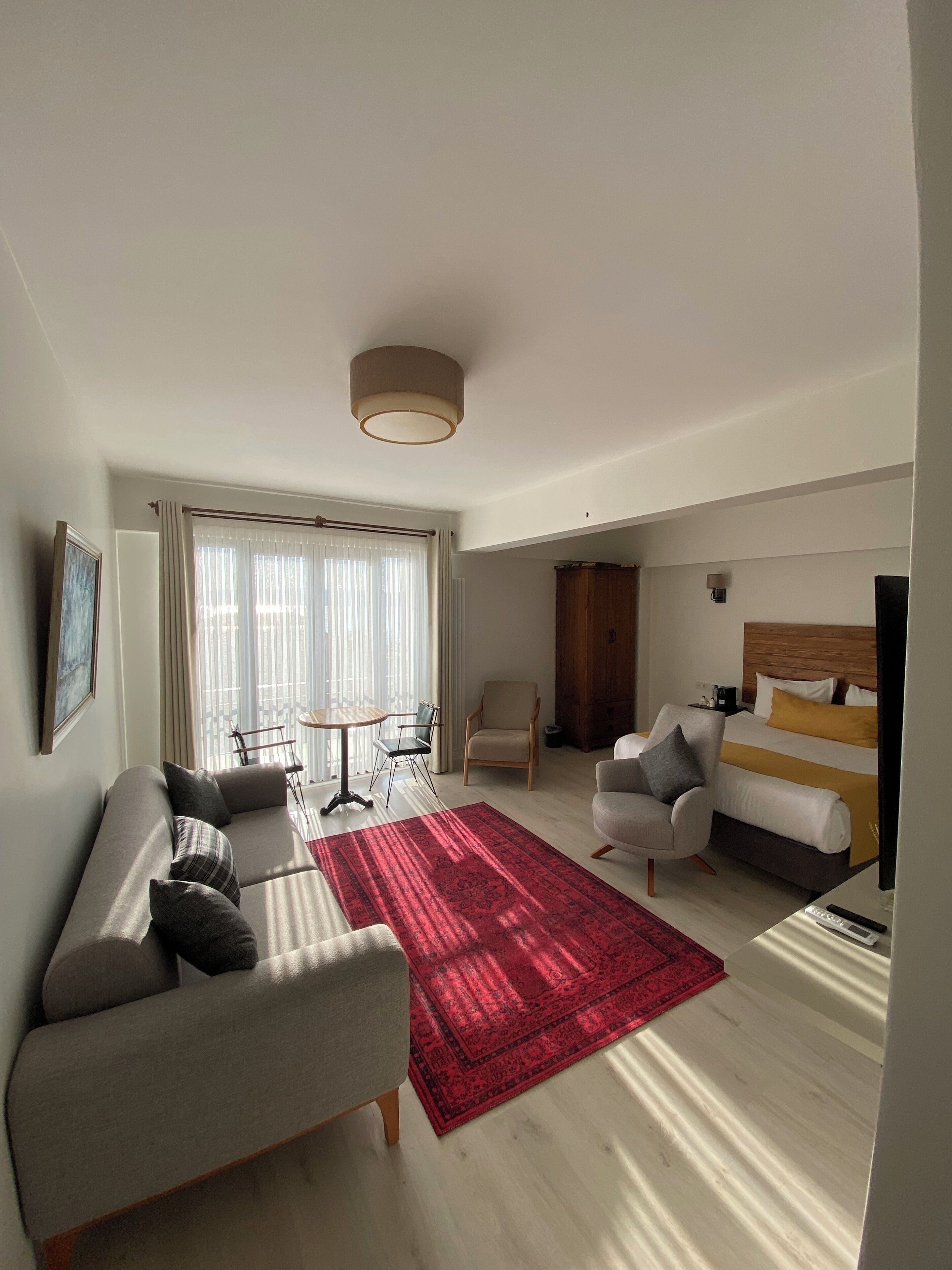 豪華三人房 | 高級寢具、迷你吧、書桌、筆電工作空間