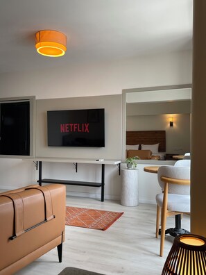 Habitación Deluxe, vistas al mar | Ropa de cama de alta calidad, minibar, escritorio