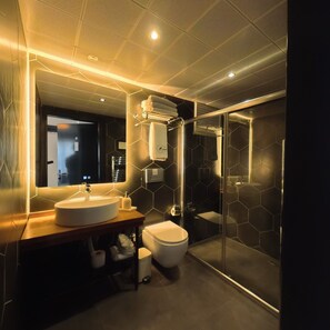 Habitación triple Deluxe | Baño | Regadera, amenidades de baño ecológicas, secadora de cabello, pantuflas 