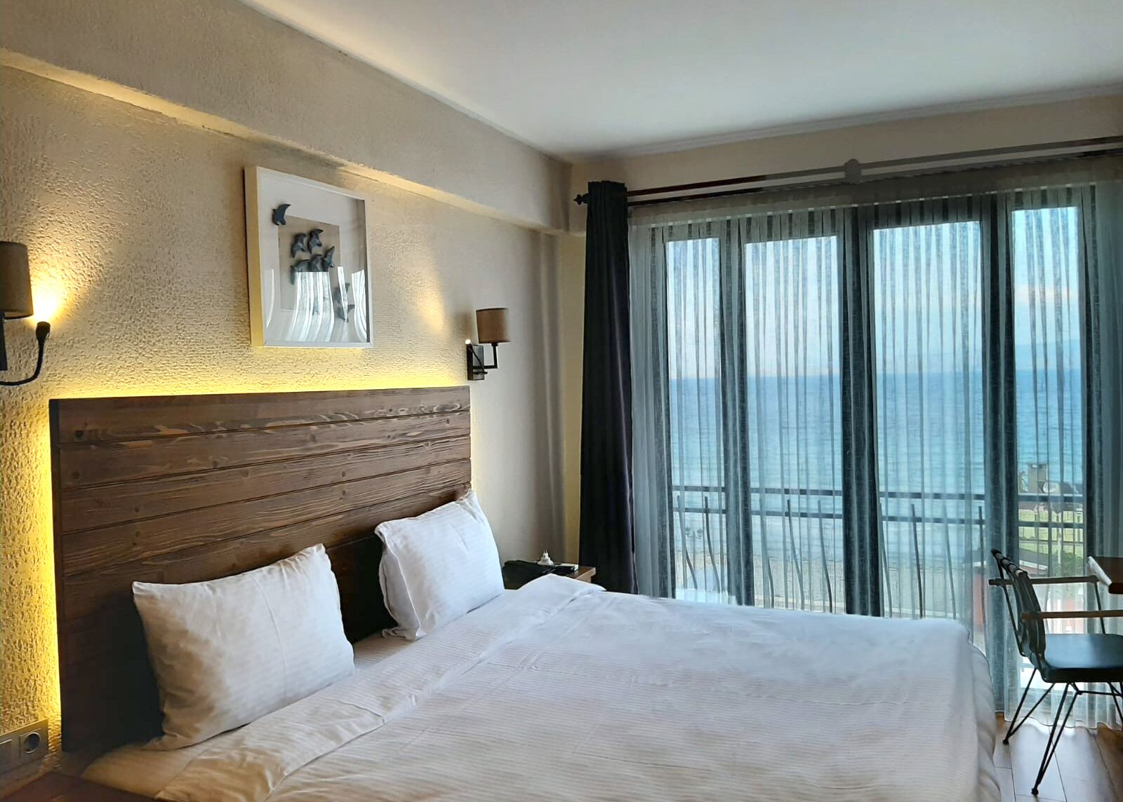 standard room | premium bedding, minibar, desk, laptop workspace