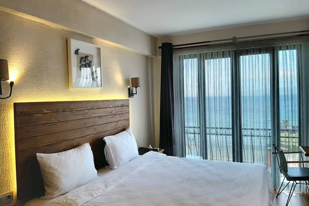 standard room | premium bedding, minibar, desk, laptop workspace