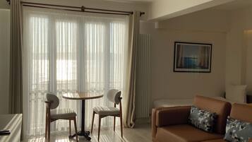 Habitación Deluxe, vista al mar | Ropa de cama de alta calidad, minibar y escritorio