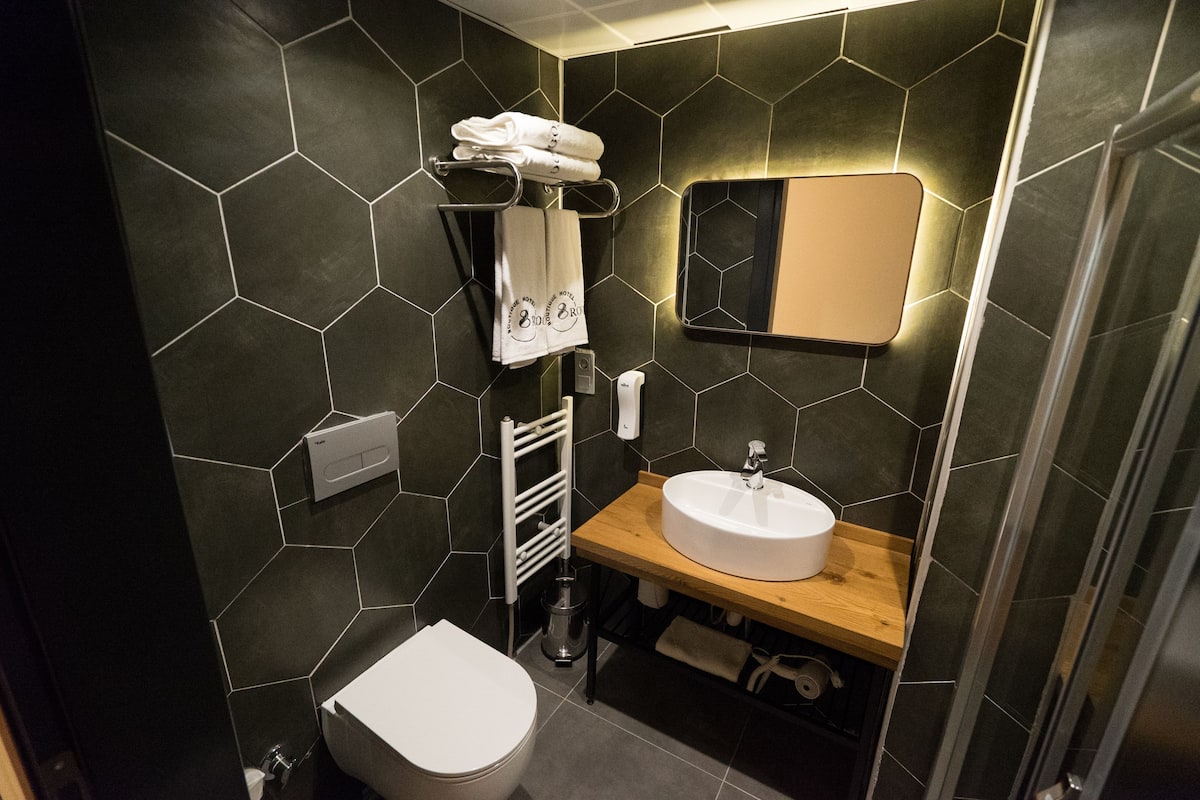standard room | bathroom | shower, eco-friendly toiletries, hair dryer, slippers