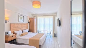Dreibettzimmer | Hochwertige Bettwaren, Minibar, Schreibtisch