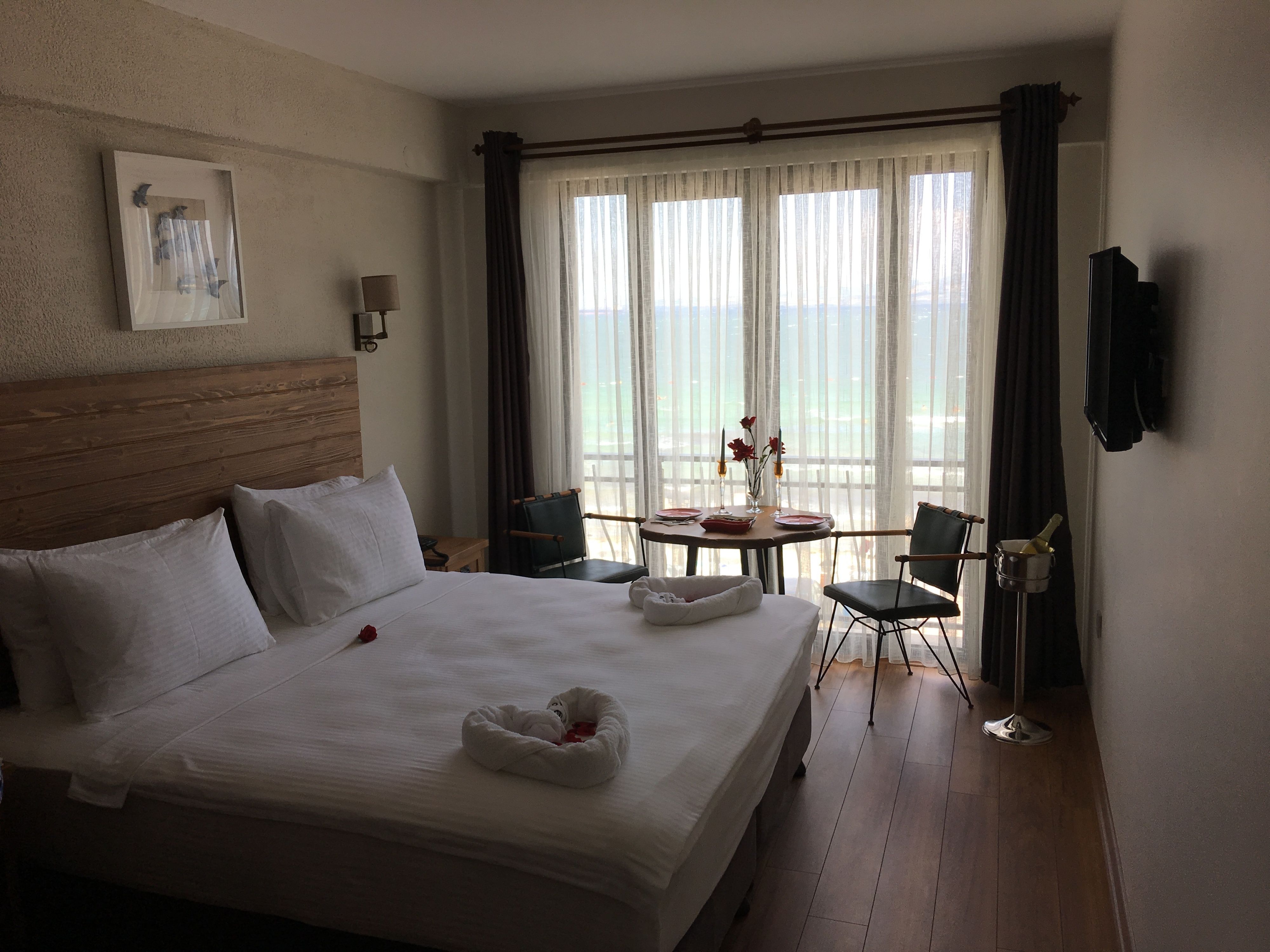 deluxe room, sea view | premium bedding, minibar, desk, laptop workspace