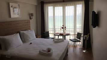 Kamar Standar | Seprai premium, minibar, meja kerja, dan ruang kerja ramah laptop