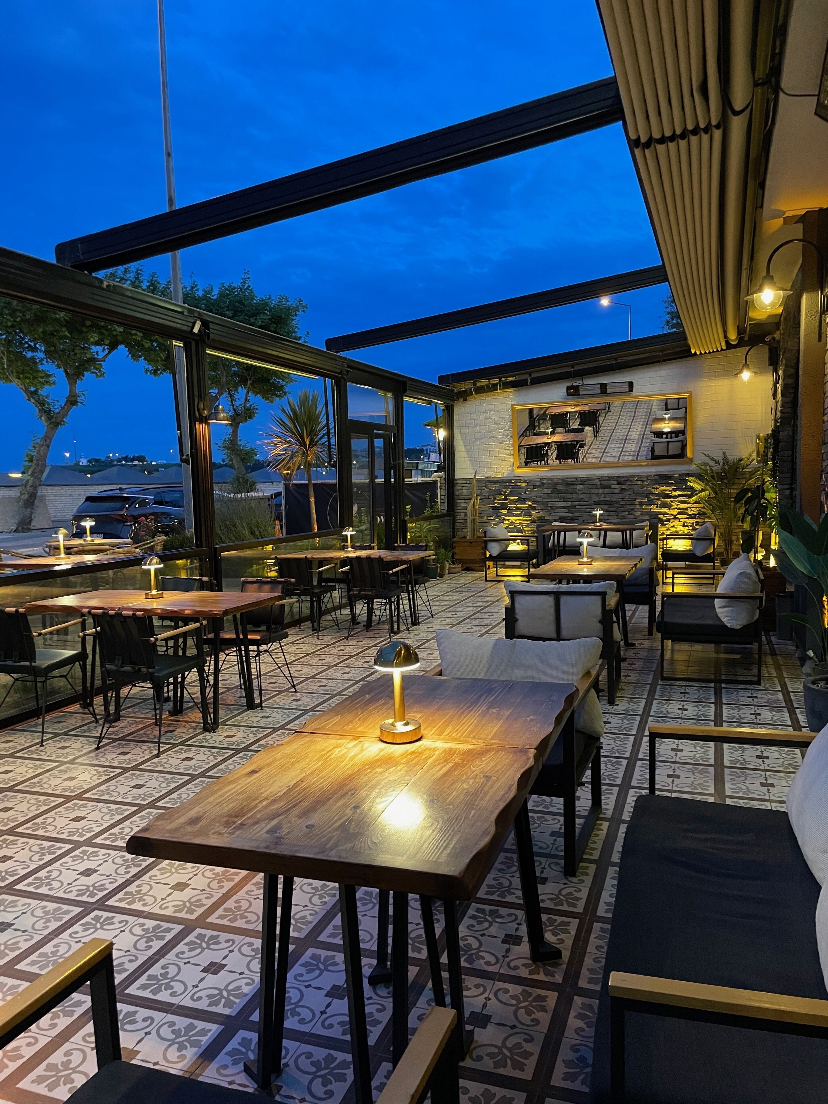 Breakfast, lunch, dinner served; beach views 