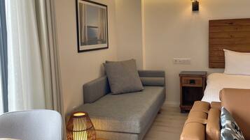 Camera Deluxe, vista mare | Biancheria da letto di alta qualità, minibar, una scrivania