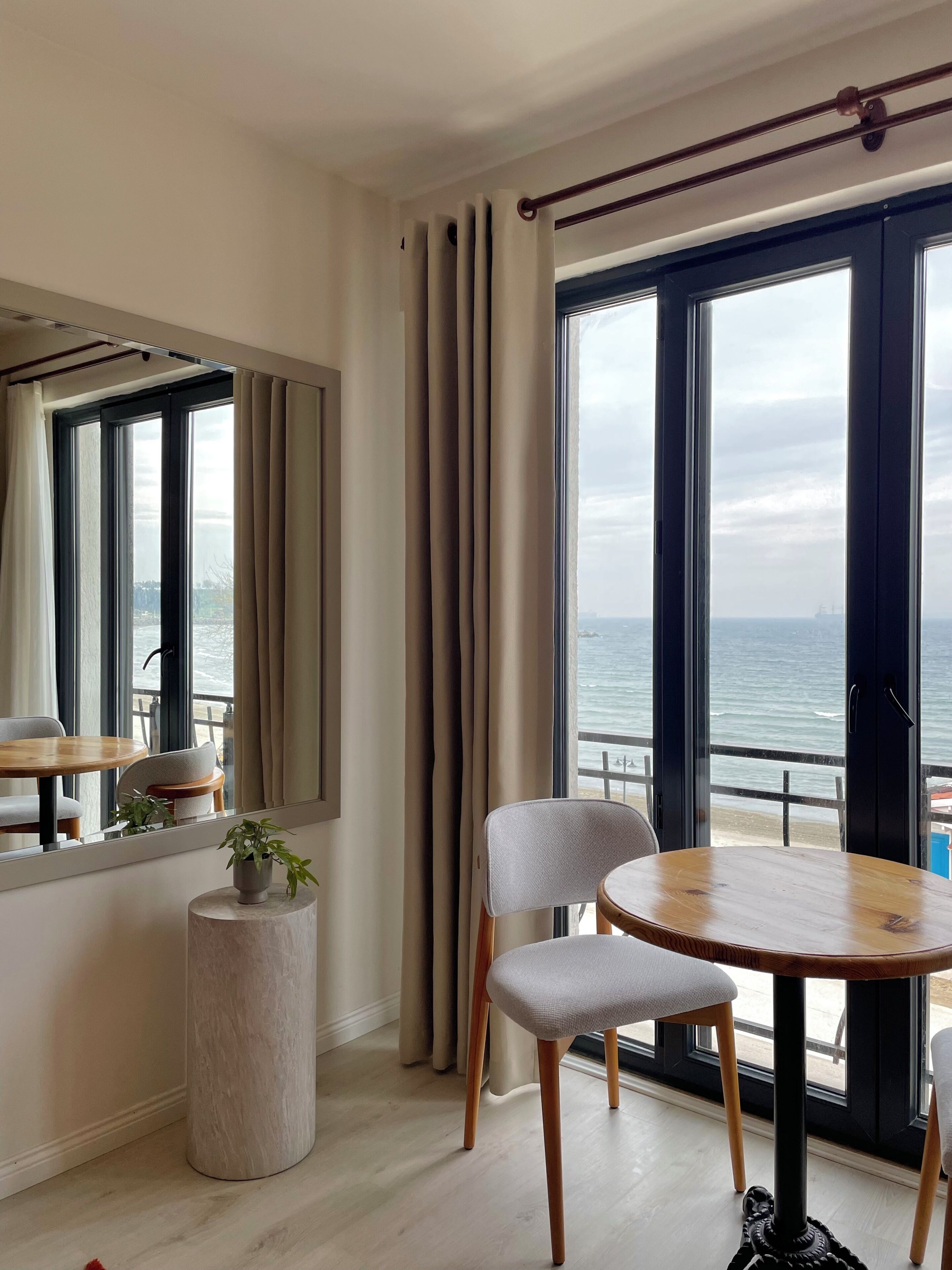 Camera Deluxe, vista mare | Biancheria da letto di alta qualità, minibar, una scrivania