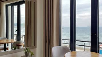 Camera Deluxe, vista mare | Biancheria da letto di alta qualità, minibar, una scrivania