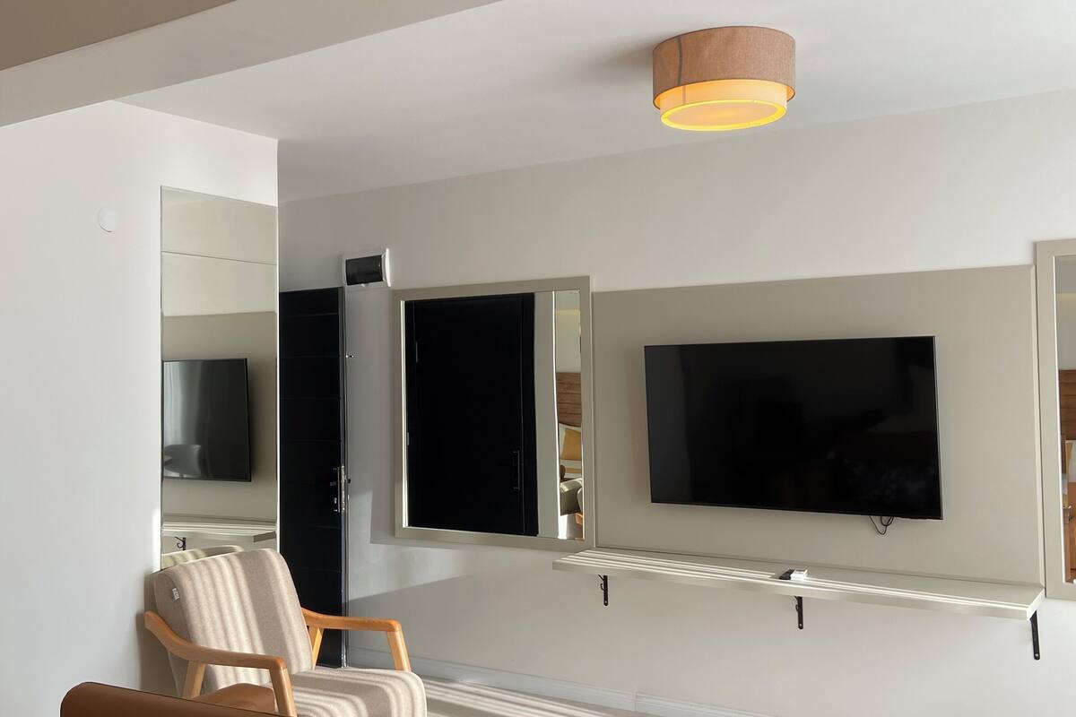 deluxe room, sea view | premium bedding, minibar, desk, laptop workspace