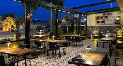 8 Rooms Hotel