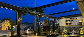 8 Rooms Hotel