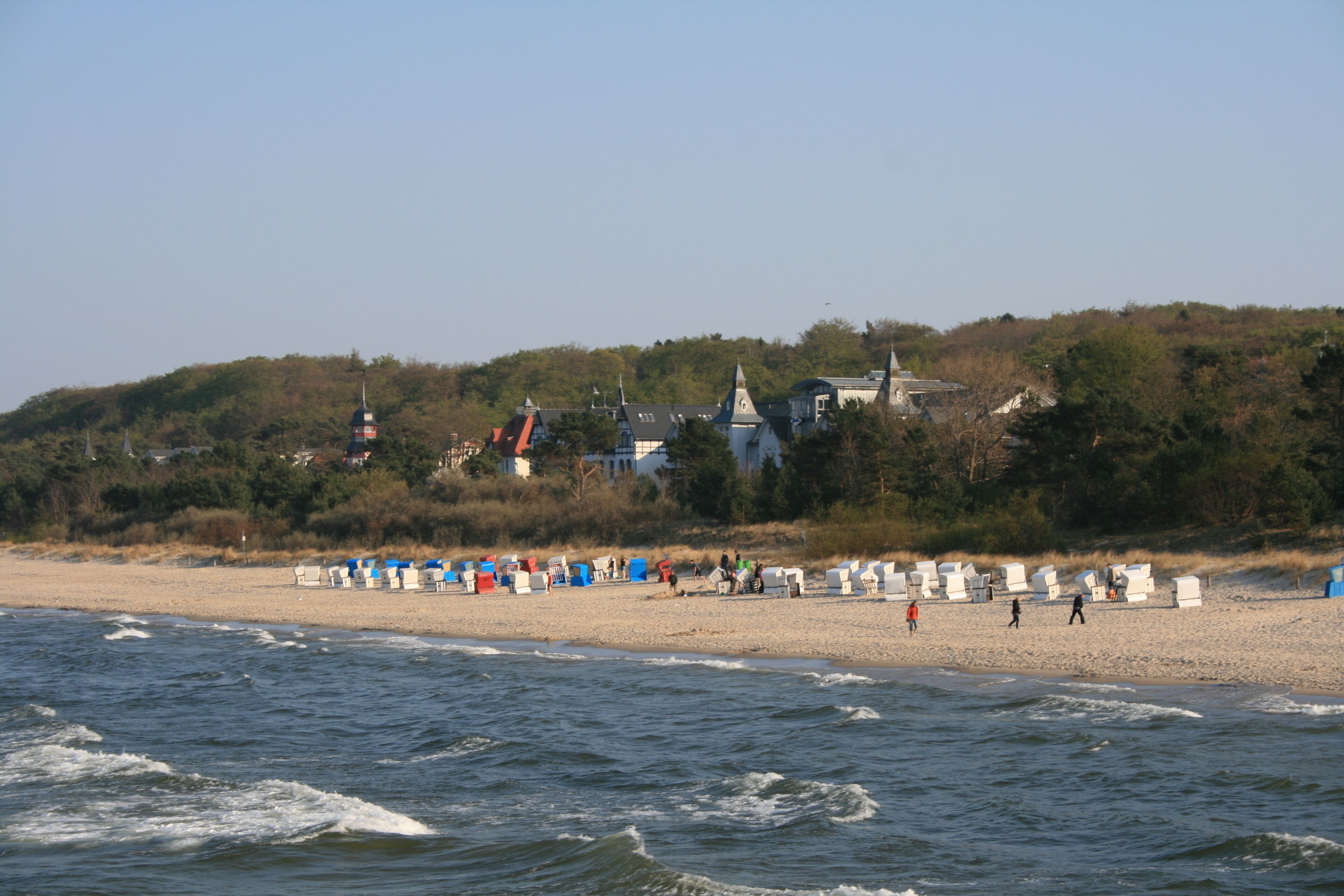 Sulla spiaggia, lettini da mare