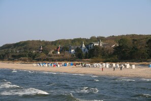 在海滩、沙滩椅