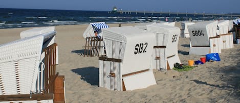 På stranden och solstolar