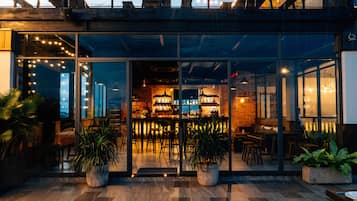 2 restaurants servant le petit déjeuner, le déjeuner et le dîner
