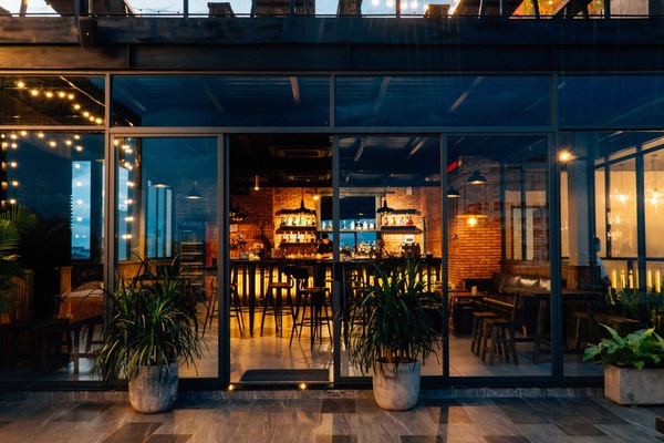 2 restaurants; breakfast, lunch, and dinner served
