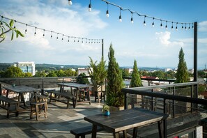 2 restaurants, breakfast served