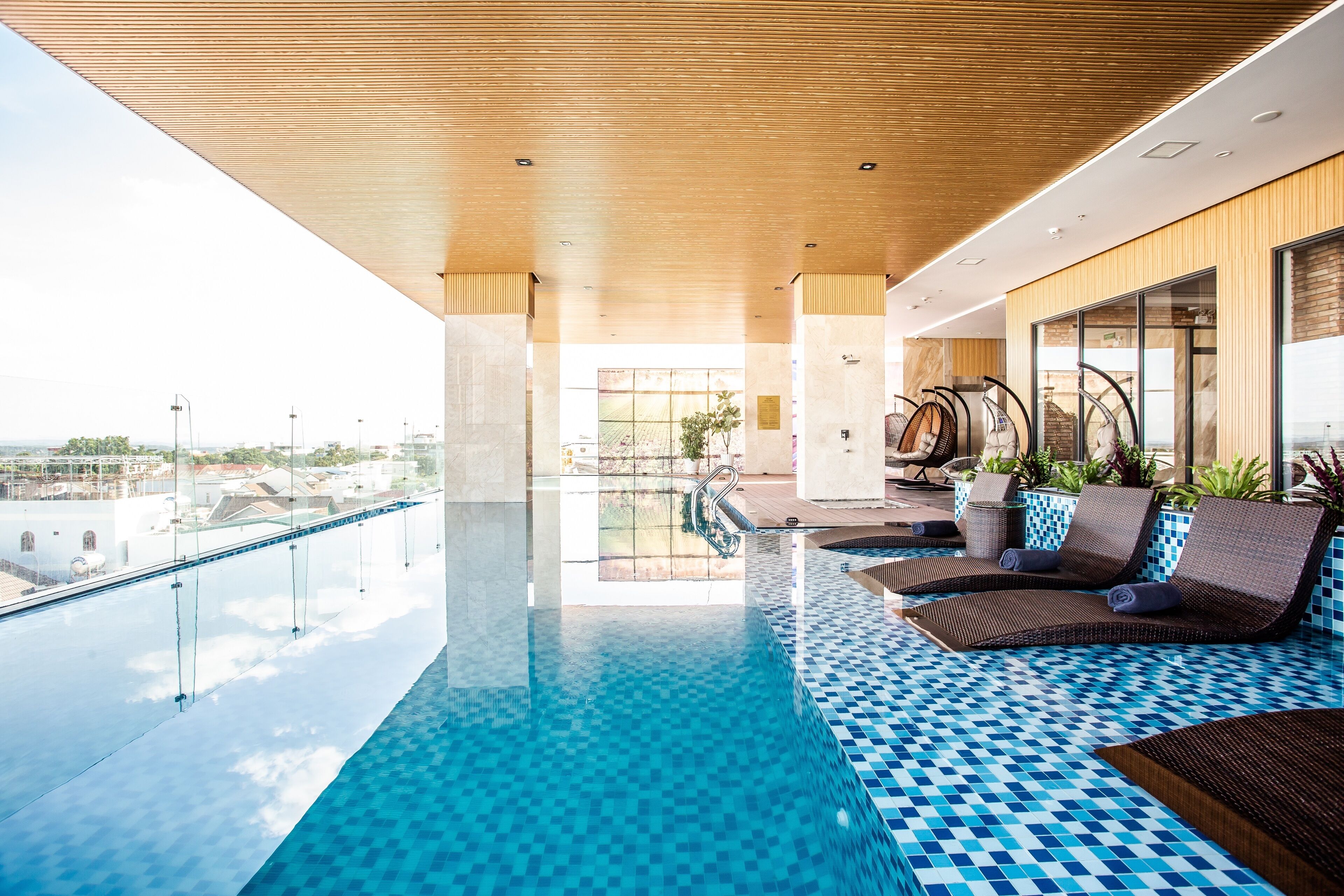 Outdoor pool, pool loungers