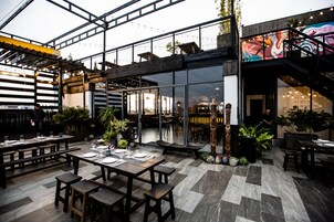 2 restaurants, breakfast served