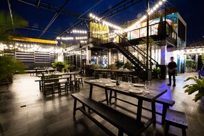 2 restaurants; breakfast, lunch, and dinner served