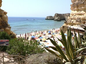 Una spiaggia nelle vicinanze