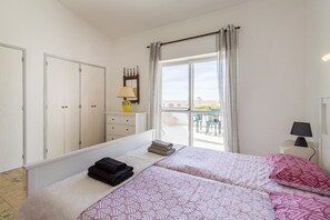 2 chambres, fer et planche à repasser, Wi-Fi, draps fournis