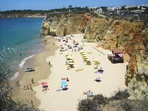 Una spiaggia nelle vicinanze