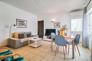 Télévision, lecteur de DVD, livres, chaîne hi-fi