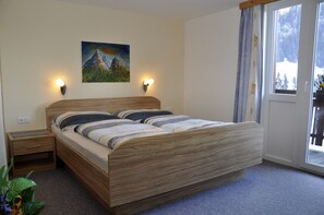 4 bedrooms, desk, free WiFi, bed sheets