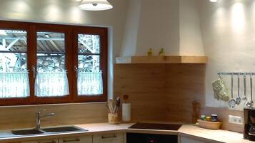 Geladeira, micro-ondas, fogĂŁo, cooktop