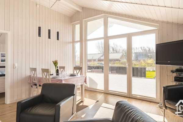 Télévision, cheminée, lecteur de DVD, livres