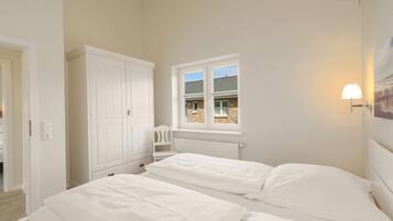 2 bedrooms, travel crib, free WiFi, bed sheets