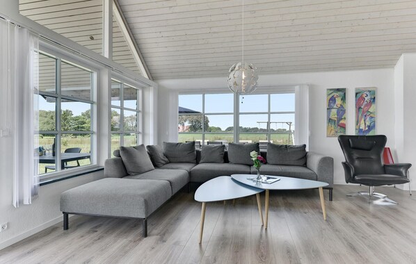 Fireplace, DVD player, foosball, table tennis - Cozy home in Bagenkop with sauna (Bagenkop)