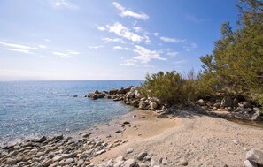 Una spiaggia nelle vicinanze