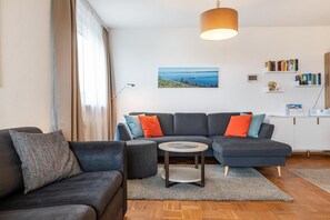 Smart-TV, Bücher, Stereoanlage